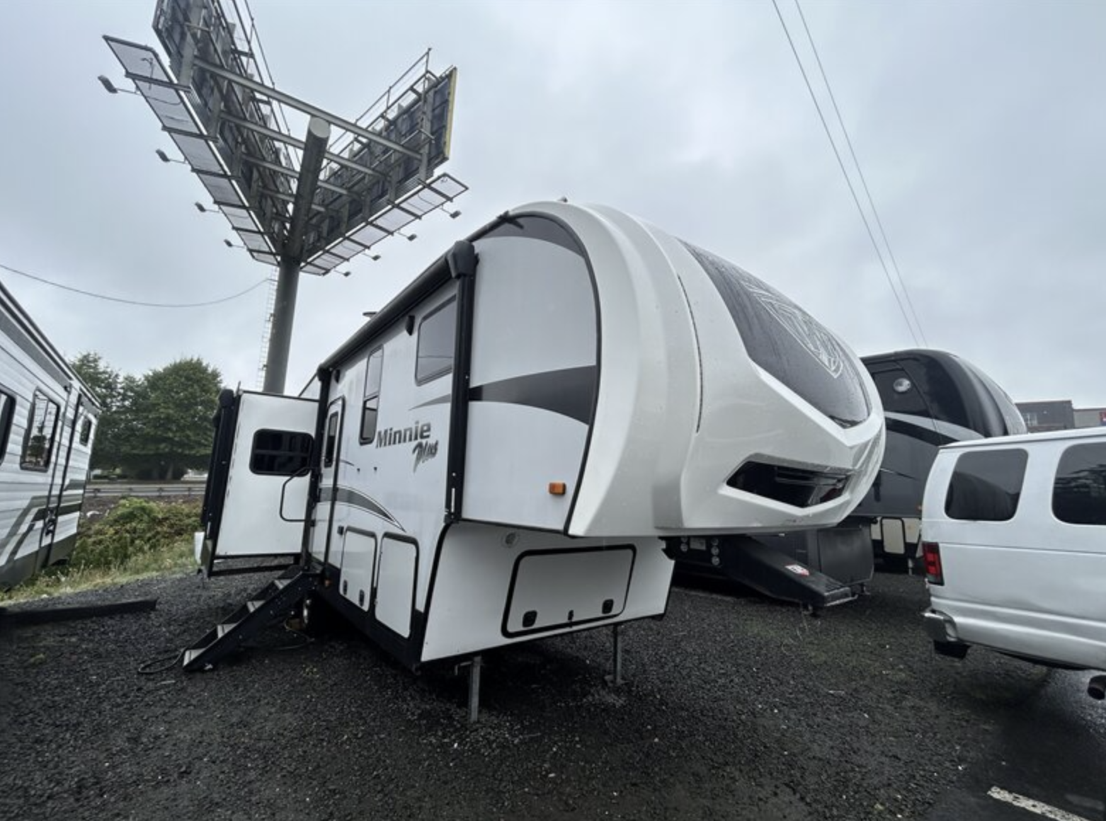 2019 Winnebago Minnie Plus 27RLTS Triple Slide Rear Lounge 5th Wheel 2019 Winnebago Minnie Plus 27RLTS Fifth Wheel